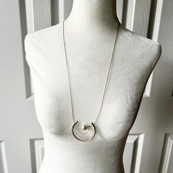 Faux? pearl crescent pendant sophisticated unique necklace on gold tone chain - Picture 1 of 4